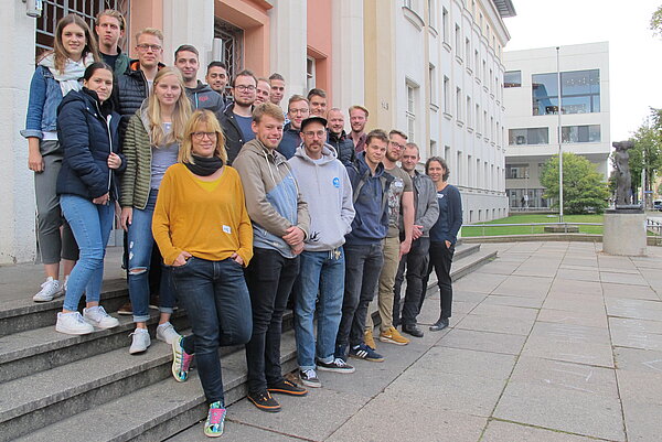 Die Vorkurs-Tutoren - insgesamt sind es 40 Studierende - werden ab Montag das Basiswissen der Erstsemester für zwei Wochen auffrischen Die Vorkurs-Tutoren – insgesamt sind es 40 Studierende – werden ab Montag das Basiswissen der Erstsemester für zwei Wochen auffrischen
