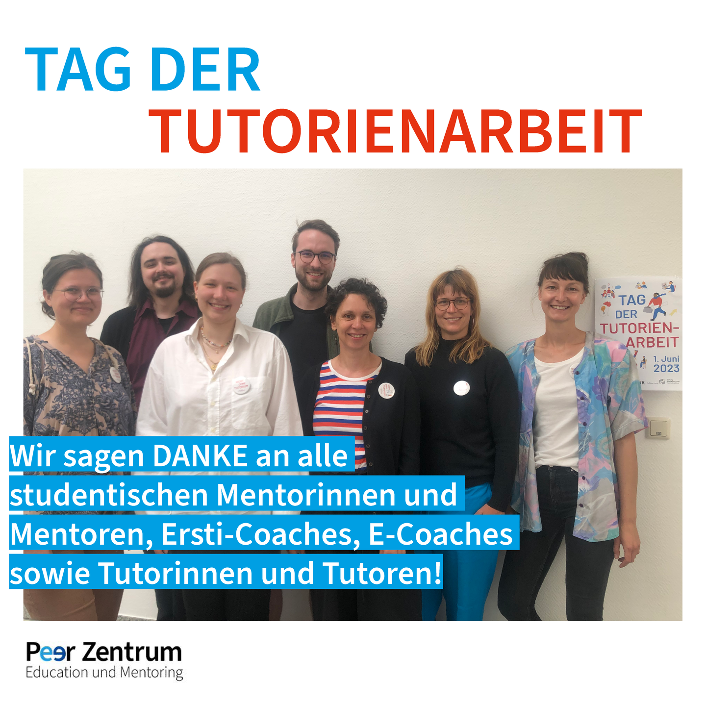 Das Team des Peer Zentrums gemeinsam mit Tutoren und Lehrenden stehen lächelnd zusammen.