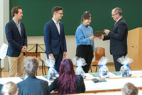 Preis des Fördervereins der HTWK Rektor Prof. Dr. Mietzner übergibt den Preis an Preisträgerin Michelle Berger. (Foto: Swen Reichhold/HTWK Leipzig)