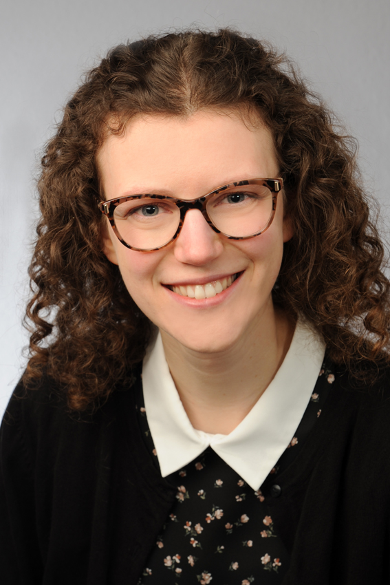 Franziska Müller (Fakultät Informatik und Medien; Foto. FöV) Frau blickt lächelnd in die Kamera