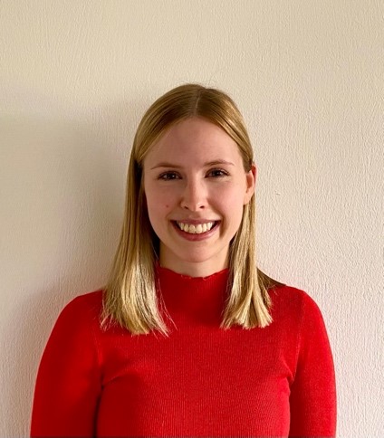 Wilhelmine Schlosser (Fakultät Wirtschaftswissenschaft und Wirtschaftsingenieurwesen) junge Frau im roten Oberteil lächelt in die Kamera